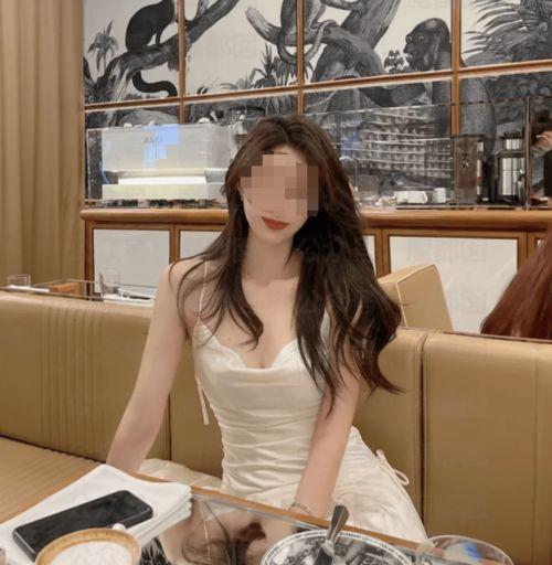 女的网红吃瓜  第2张